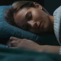 Sonidos esenciales de la naturaleza、Sólo dormir、Lluvia para dormir profundamente - La Música Silenciosa Calma Las Noches Inquietas